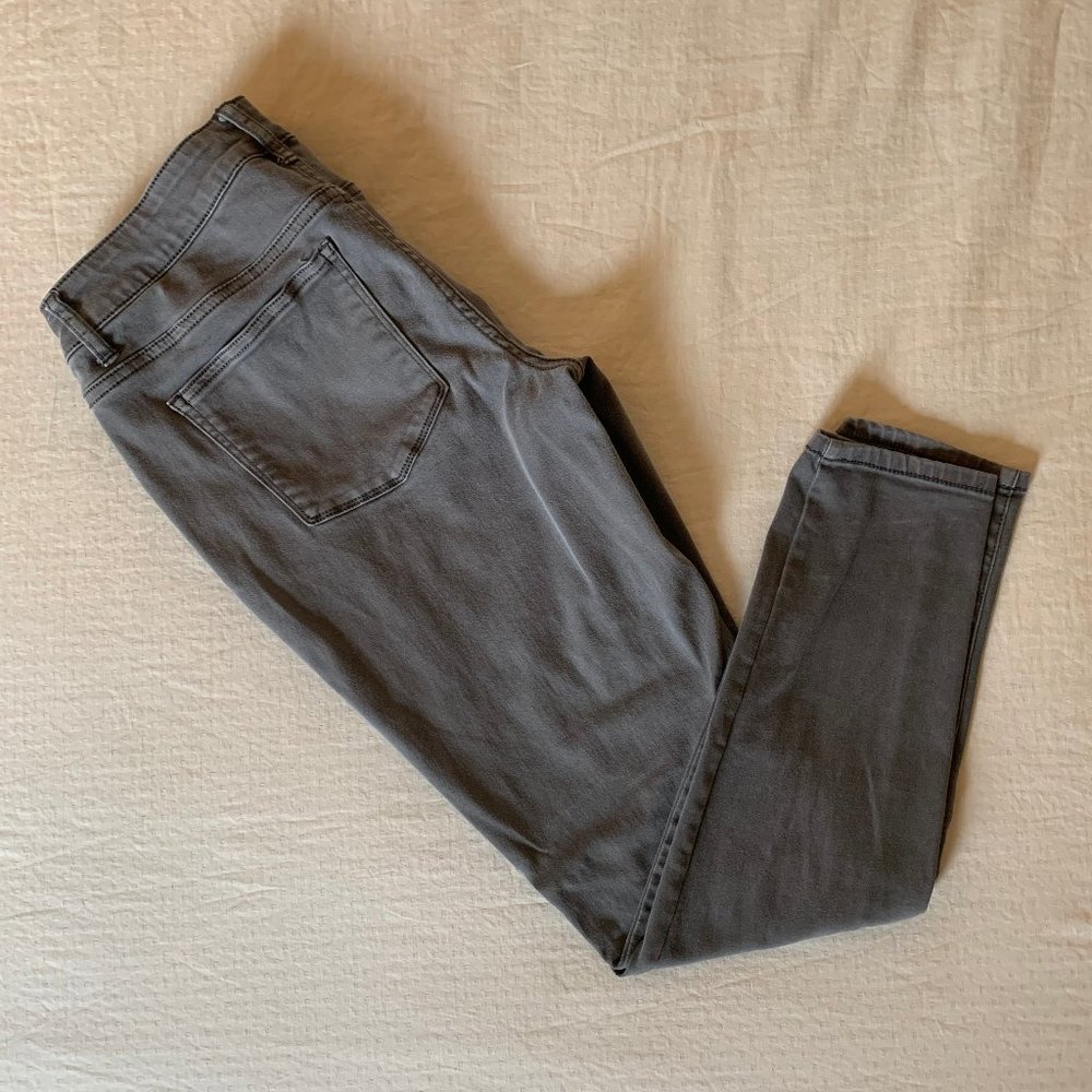 ▼Bundle 2 items save 20%▼ Maurices gray jeans